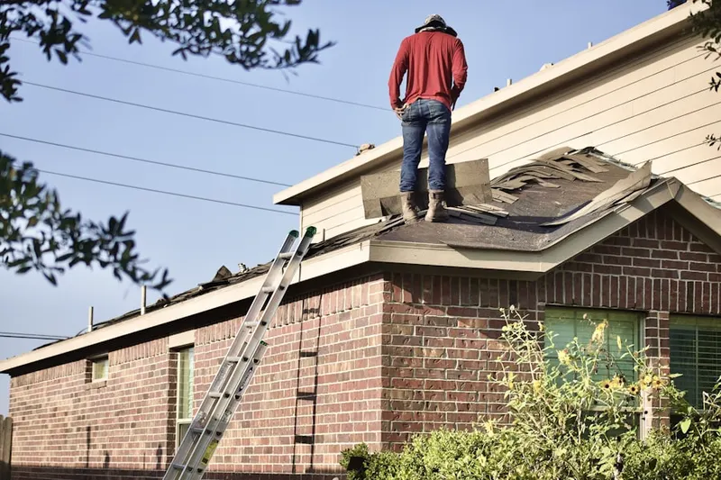 Professional roofer working on a residential roof in Eklo